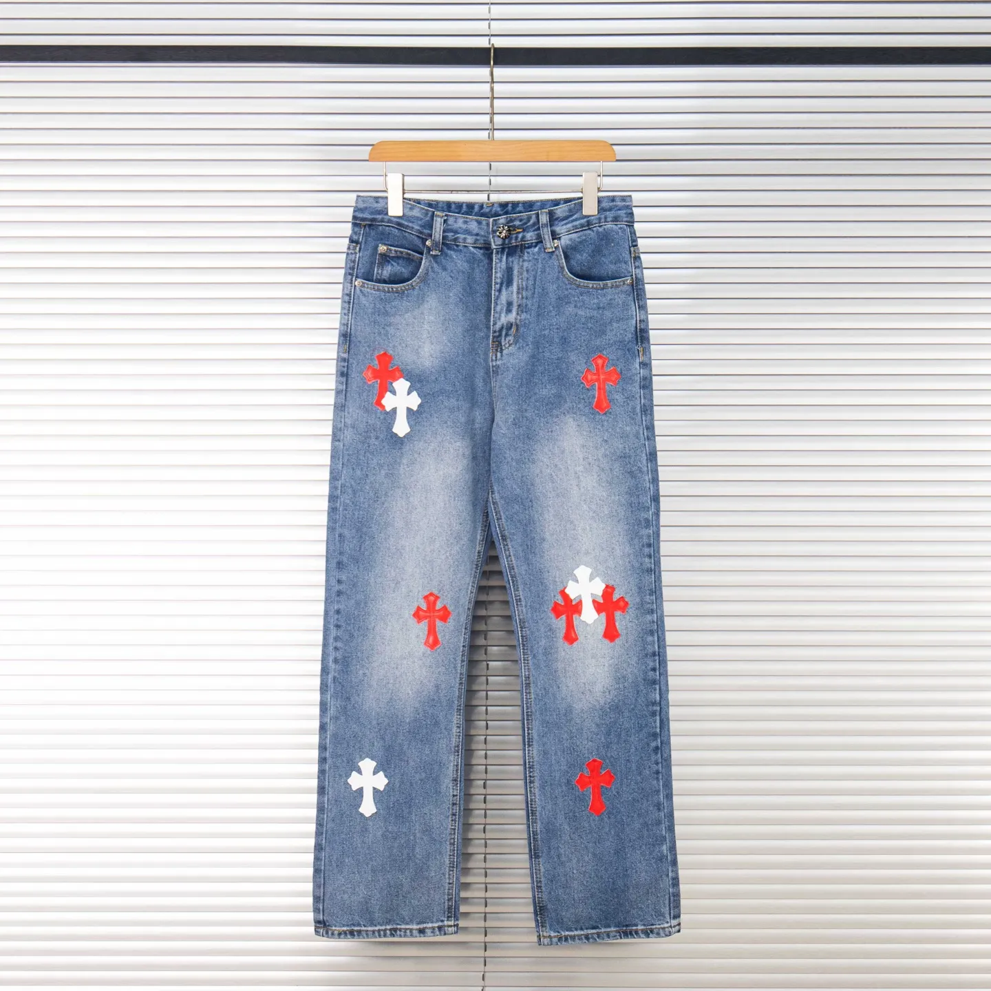 P260 Chrome Hearts Light Blue Pants Sanskrit Red and White Leather Jeans CH jeans need to be washed and then dismantled and hand-stitched with sheepskin cross leather and then spliced ​​together. The whole piece has too many craftsmanship to explain. The patchwork cross pattern is embellished, and the high-waisted washed jeans! ! Absolutely high-end luxury products, god-level single products and super popular products, made with top heavy industry, a must-see magic weapon. Customized hardware. The fabric is thick and soft after washing. It has good breathability. Customized small leather label. Unique design. The details are simple and elegant, and the workmanship is exquisite. The entire trousers are neatly routed and the details are in place! It’s so cool that both men and women can easily control the genderless trend! Style number: 1802# Color: blue Size: 28 30 32 34